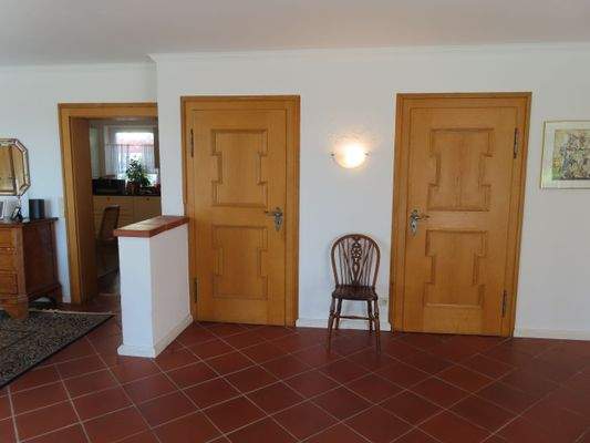 23 Türen zu Küche - Treppen ins OG und Keller.JPG