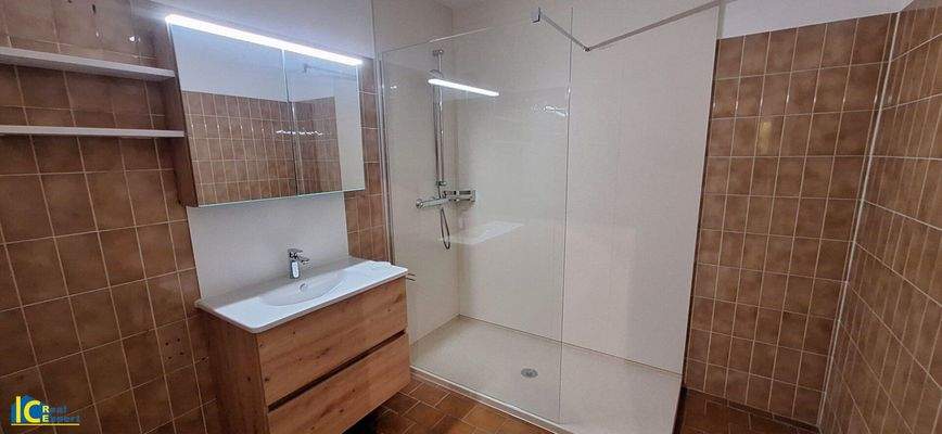 Einladendes Badezimmer mit neuer Dusche und Waschtisch