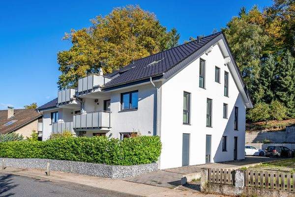 Der PKW-Stellplatz befindet sich hinter dem Gebäude. 