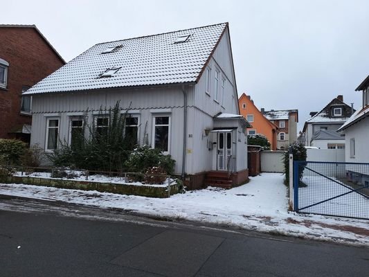 Außenansicht mit Garage