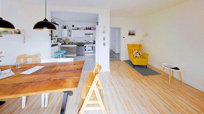 Esszimmer mit Küchenansicht