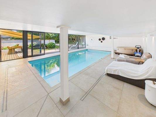 ...eigenem Schwimmbad 