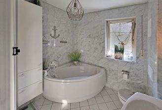 Badezimmer mit Eckbadewanne mi