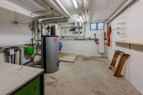 Heizraum mit Fernwärme-Anschluss