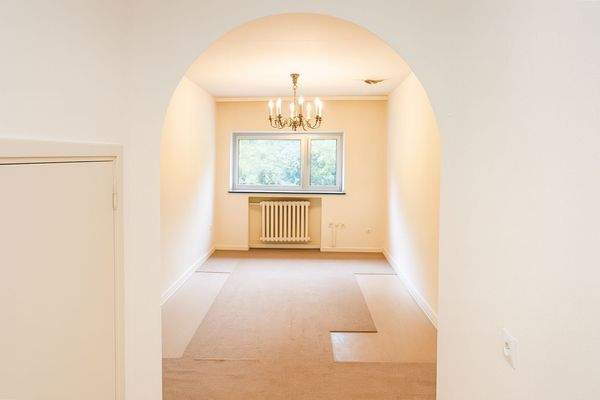 Bogendurchgang zum offenen Zimmer