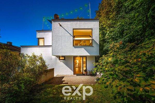 Eingangsbereich am Abend