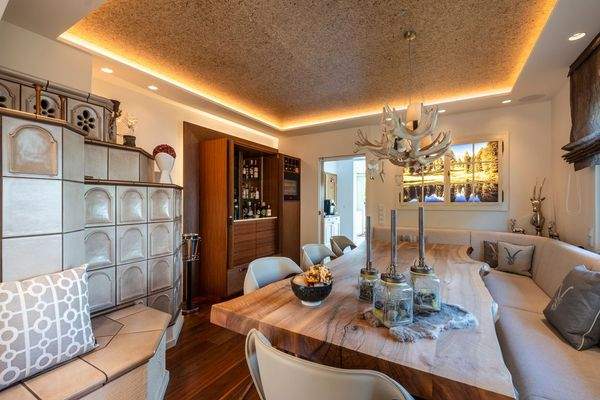 Essbereich mit Kachelofen