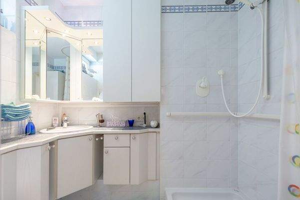 Durchdachtes Bad mit Dusche und WC