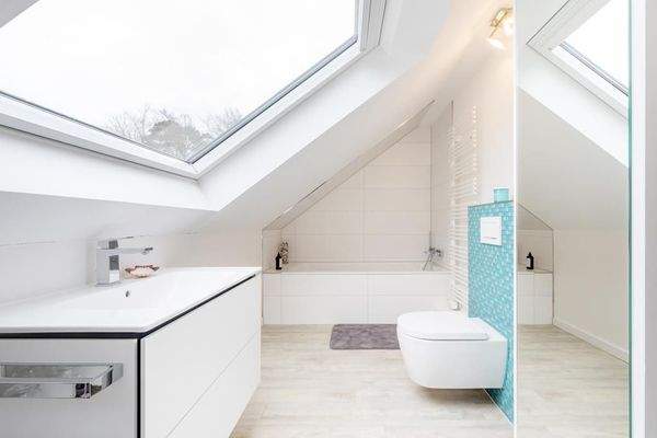 Modernes Vollbad mit Fenster 