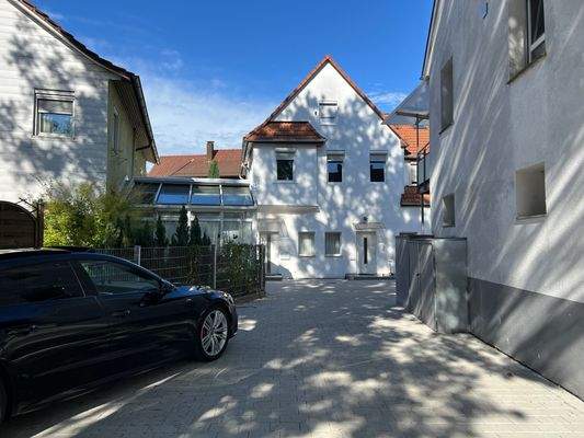 Einfahrt & Hausansicht 