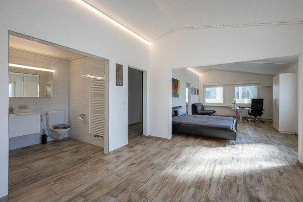 Schlafzimmer mit Badezimmer en suite