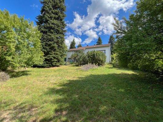 Auf insgesamt 921 m² lässt sich ein bezauberndes Familienidyll herrichten