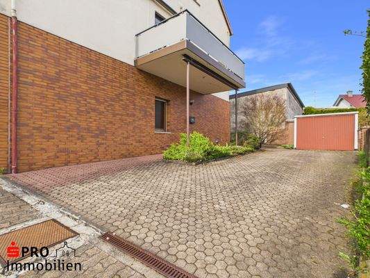 Seitenansicht und Garage