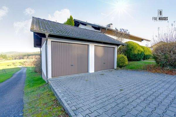 Doppelgarage vor dem Haus