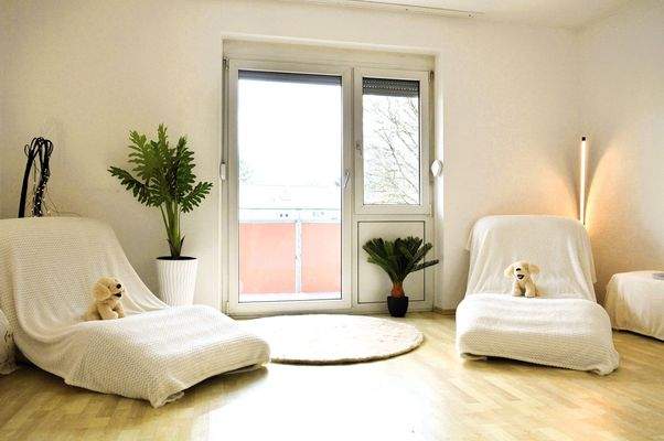 Wohnzimmer mit Zug. Südbalkon