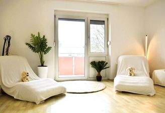 Wohnzimmer mit Zug. Südbalkon