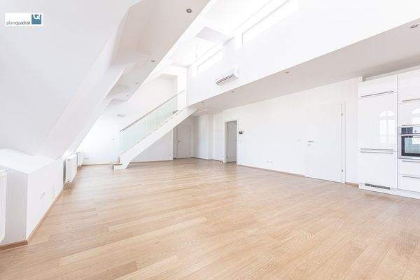 Wohn- / Esszimmer (ca. 56,10 m²) mit Küchenzeile und Aufgang zur Terrasse