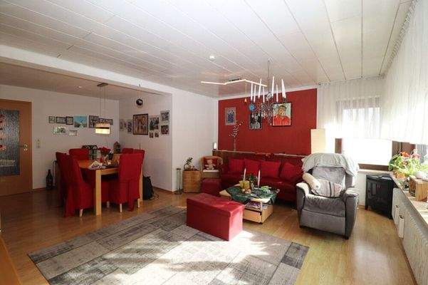 offenes Wohn- und Esszimmer mit Balkonzugang