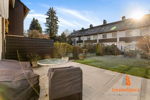 Terrasse mit viel Platz für Gartenmöbel