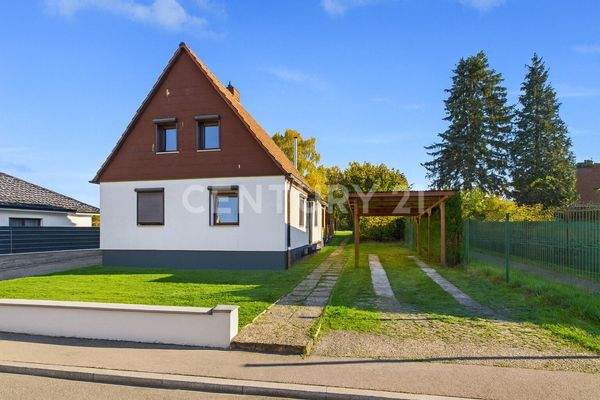 Repräsentative Straßenansicht mit Doppelgarage, Carport und