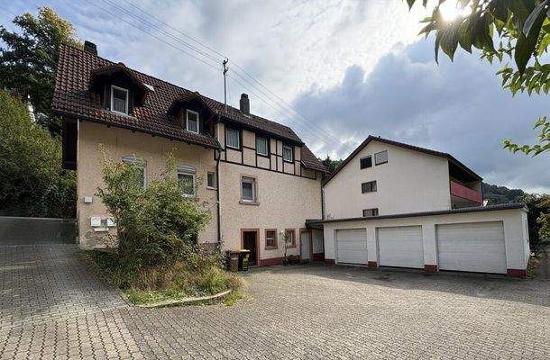 Vorderhaus mit Hof und Garagen und Stellplätze