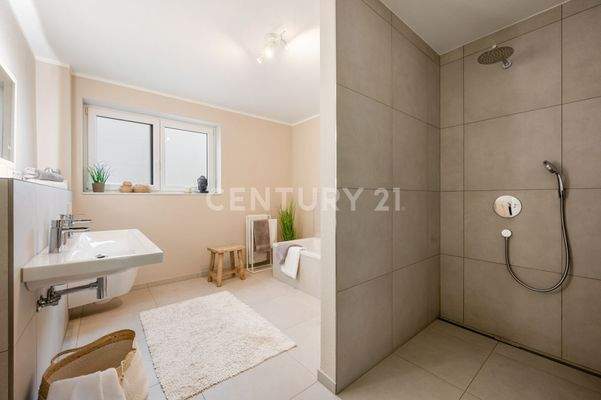 Tageslicht-Badezimmer mit Dusche und Badewwanne