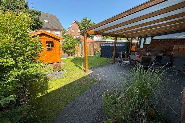 Blick in den Garten ohne Strandkorb