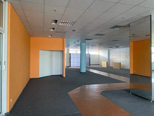 Leerer Büroraum mit Spiegel