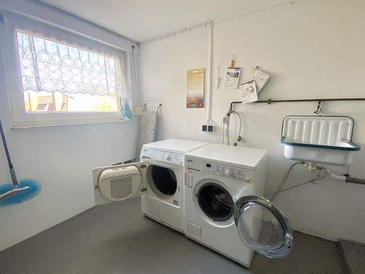 Heizungsraum mit Waschmaschine und Trockner