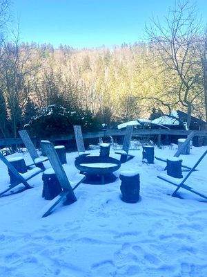 Feuerstelle vor Saloon