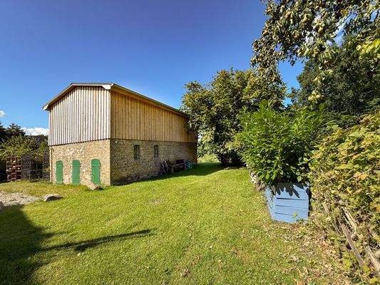 Grundstück hinter der Reetdachkate und dem Stall