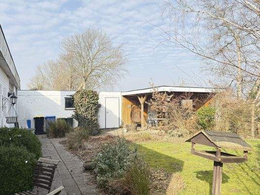 überdachte Terrasse und Abstellraum