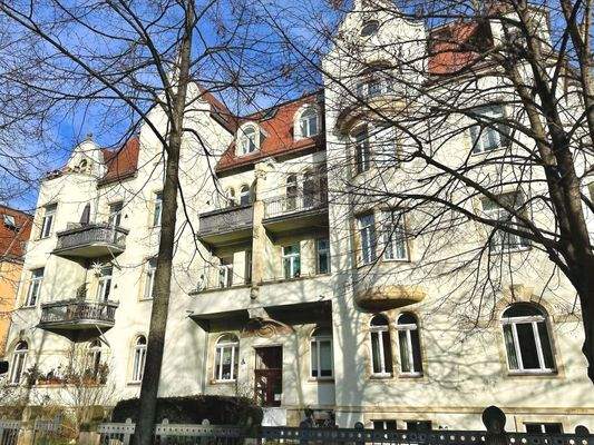 Vordere Gebäudeansicht