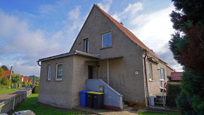 Der Eingangsbereich an der westlichen Giebelseite des Hauses