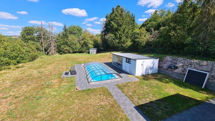 Blick von Dachterrasse in den Garten