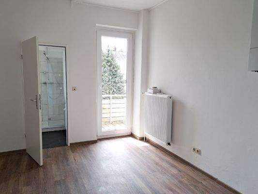 Küche mit Zugang zum Bad