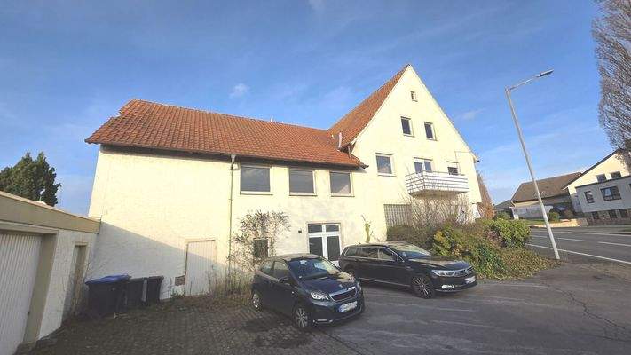 Südseite mit Parkfläche