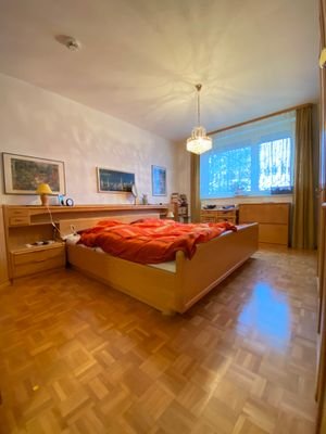 geräumiges Schlafzimmer