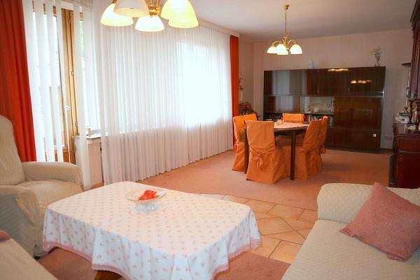 Lichterfülltes Wohnzimmer