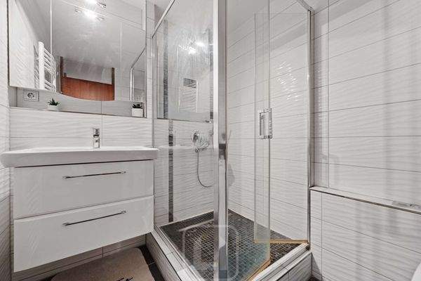 Dusche & Waschbecken