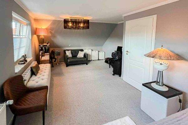 großzügiges Hauptschlafzimmer