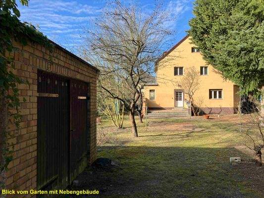 Blick vom Garten mit Nebengebäude.jpg