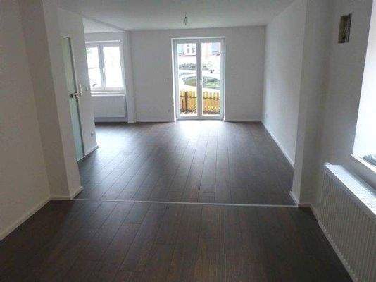 Blick in den Wohnbereich mit Zugang zur Terrasse