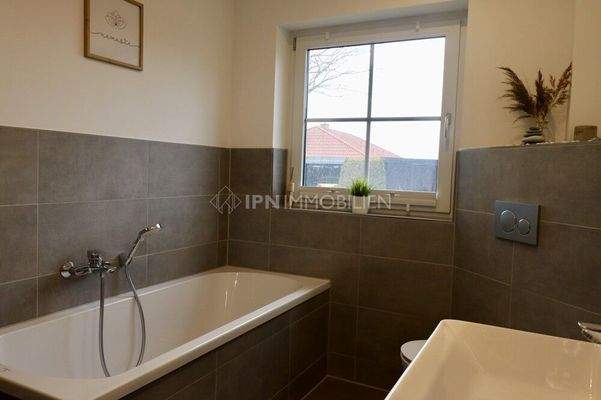 Masterbad mit Dusche und Badewanne