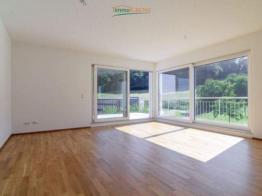 Stilvoller Wohnraum mit Blick in's Grüne