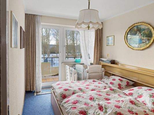 Schlafzimmer mit Zugang zum umlaufendem Balkon 