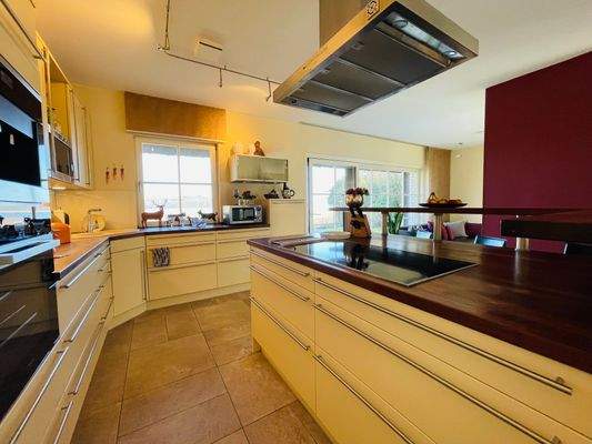 großzügige Einbauküche.jpeg