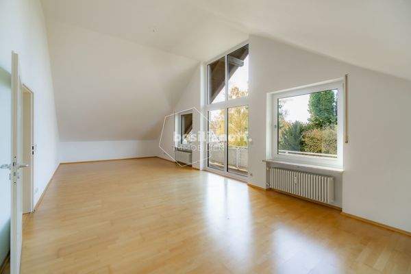 Lichtdurchflutetes Wohn- und Esszimmer mit Balkonzugang