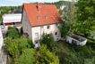 Blick auf Haus und Garten