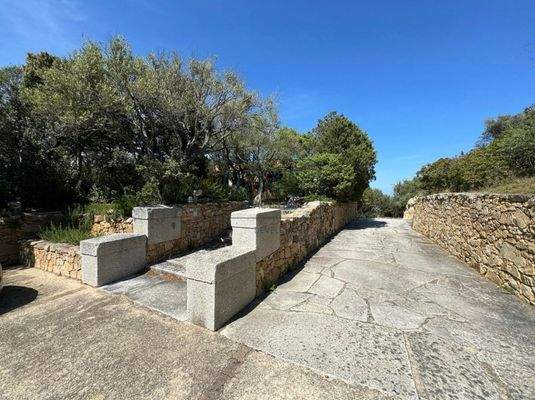 Prächtiges Anwesen mit Olivenhain und zwei kleinen Seen in Palau